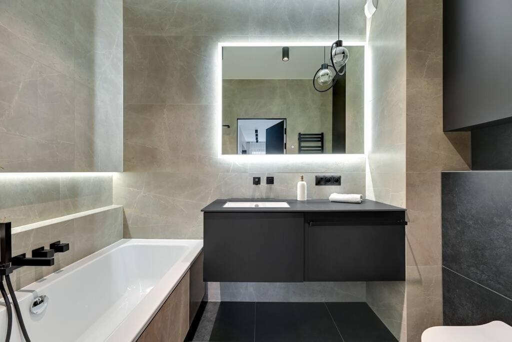 Zajezdnia Wrzeszcz 2 By Grand Apartments Gdansk Bagian luar foto